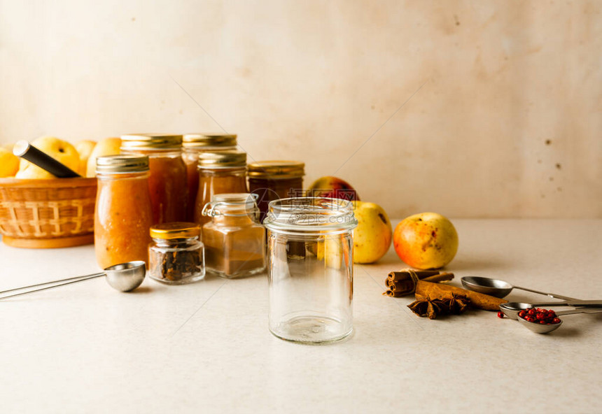 玻璃罐中的新鲜自制苹果酱厨房桌上的成分带有复制空图片