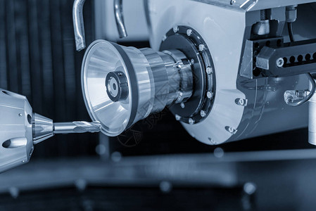 由CNC程序操作切割工具使机器控制CNC切割工具研磨过程的固图片