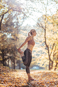 秋天在公园锻炼后年轻运动女运动图片
