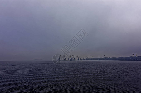 Dnieper河上的喷气起重机和河流起重机图片