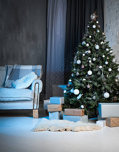 冬天的家居装饰圣诞树在屋内图片
