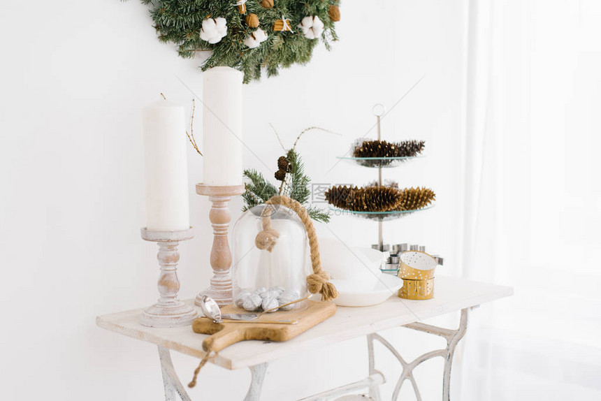 圣诞节和新年装饰在房子客厅的咖啡桌上蜡图片