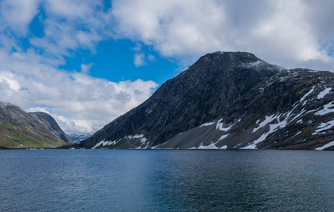 Dalsnibba山途中Djupvatnet湖景象图片