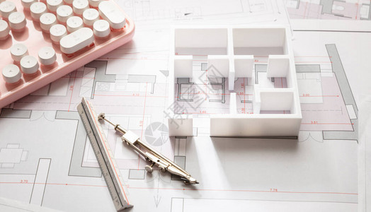 女建筑师工程师办公桌蓝图计划建筑项目建筑设计和粉红图片