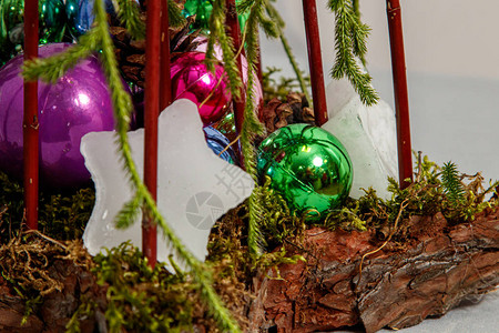 圣诞鲜花和圣诞装饰品的圣诞图片