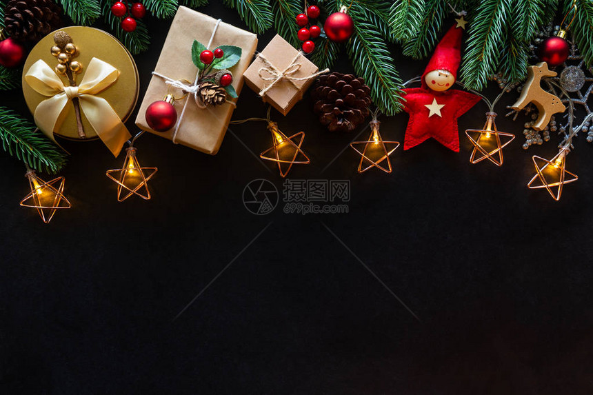 节日圣诞贺卡背景与节日装饰球星雪花礼品盒松果在黑色背景上从平躺顶视图文本圣诞快乐和新图片