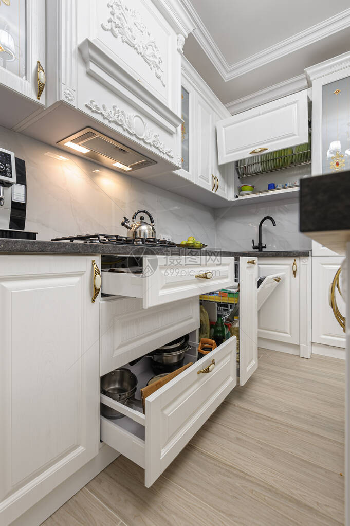 白色宽敞豪华现代厨房的近镜头图片