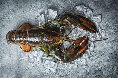 海鲜龙虾贝类在海鲜餐厅煮熟食品黑石桌冰上图片