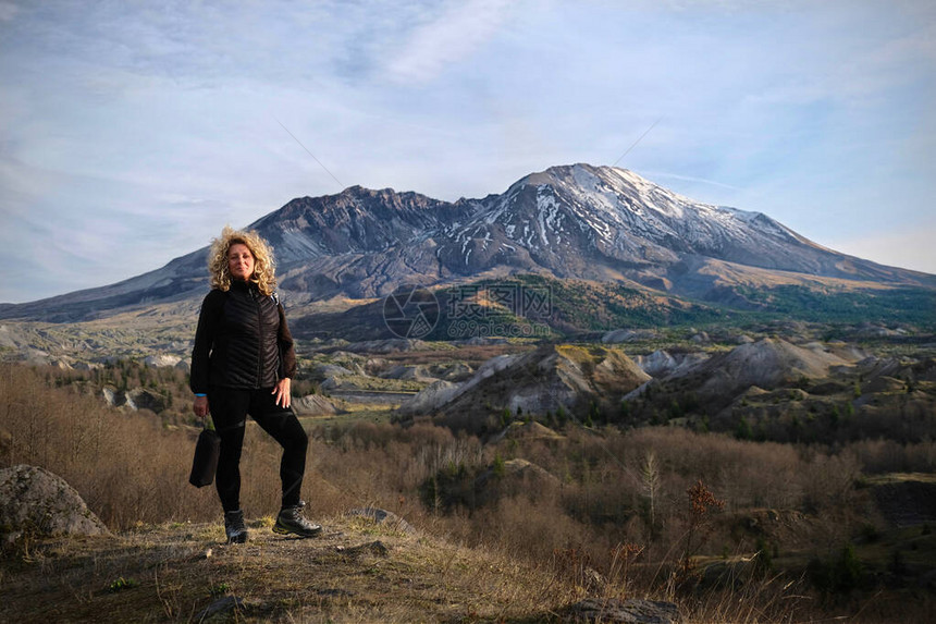 在圣海伦斯山火山遗迹上徒步旅行的妇女图片