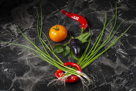 灰色背景的沙拉蔬菜红辣椒和洋葱柠檬鲜图片