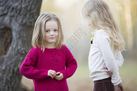 户外的两个女朋友儿童女孩图片