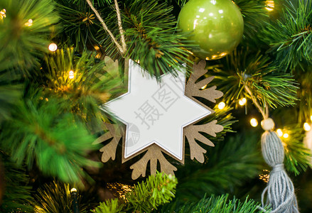 以美丽的圣诞树特写上的一颗白星的形式装饰文本的空白间图片