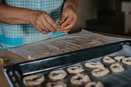 手烹饪制作甜圈或传统糖果图片