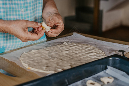 手烹饪制作甜圈或传统糖果图片