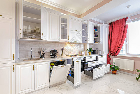 简单而豪华的现代白色厨房内饰一些门和图片