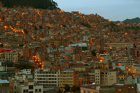 拉巴斯玻利维亚南美山坡居民的亮光之夜景色图片