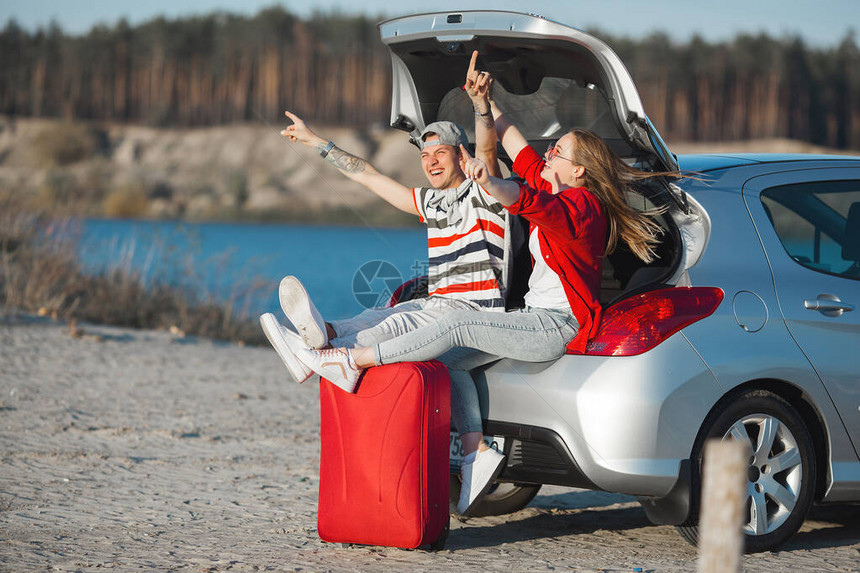 年轻的已婚夫妇在度假乘车旅行汽车旅行情绪化图片