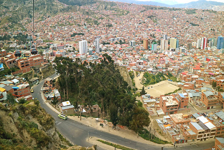 从MiTeleferico有线汽车上看到的玻利维亚首都城市拉巴斯的图片