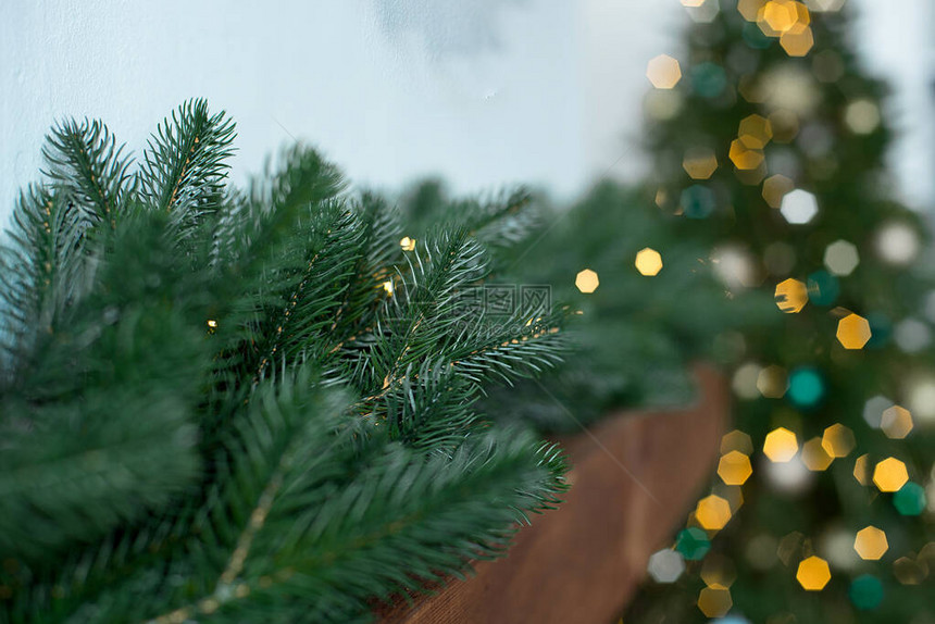 圣诞节的灯光和圣诞树装饰图片