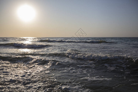 海景被初升的太阳照亮的海浪图片