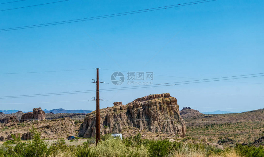 亚利桑那州的干旱景观摇欲坠的砂岩山脉和蓝天图片