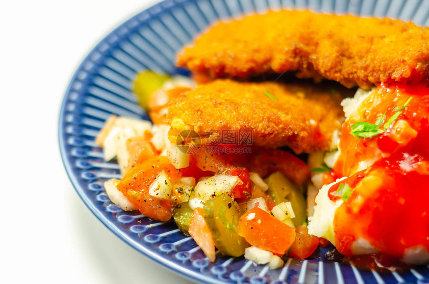 辣椒鸡片配土豆泥和西红柿和洋葱沙拉图片