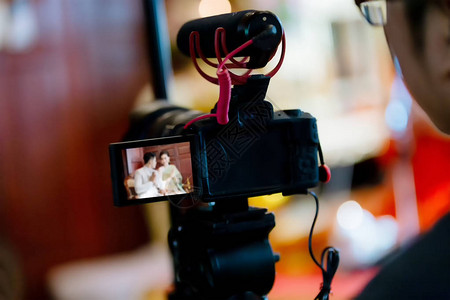 相机展示取景器图像在采访或广播婚礼中捕捉动作图片