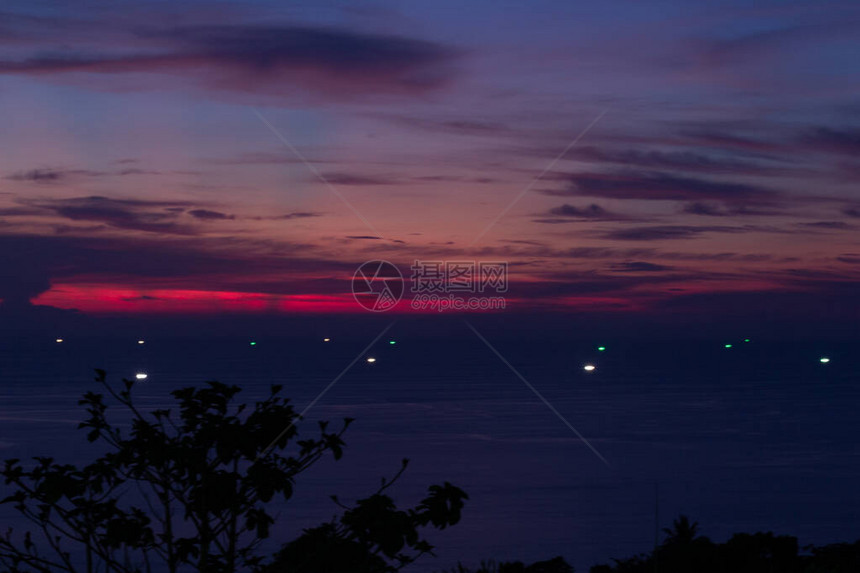 泰国普吉PhuketThailand的KaronViewpoint上方看到黑暗和充满活力的日落海洋云层厚图片