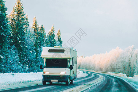 拉普兰冬季芬兰罗瓦涅米公路上的大篷车图片
