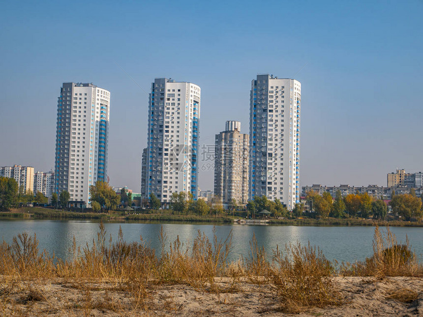 湖边城市的高层住宅楼图片