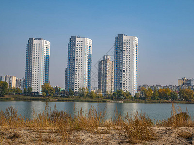 湖边城市的高层住宅楼图片