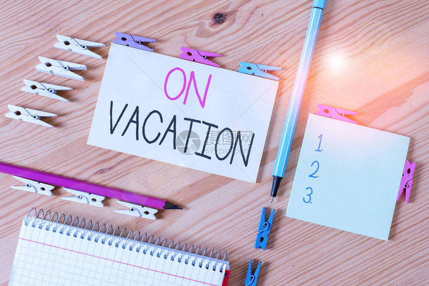 写笔记显示在度假离家或商务旅行或娱乐期间的商业概念彩色衣夹纸空提醒木地图片