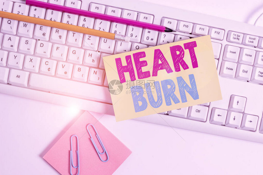 表示心脏烧伤的概念手写概念意指酸回流的喉咙中一种燃烧的感觉或疼痛白色键盘图片