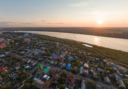 俄罗斯红大教堂清真寺托木斯克市和汤姆河的空中图片