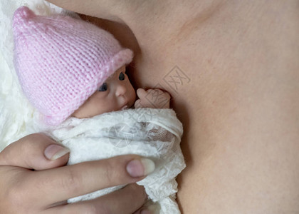 以重生娃为代表的带子毯包裹的新生儿早产婴儿背景图片