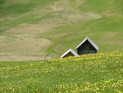 春天的灯光uo古老的山间小屋图片