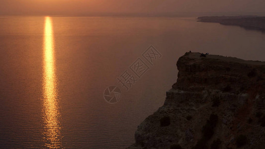 悬崖和岩石海岸的日落景色海边与岩图片