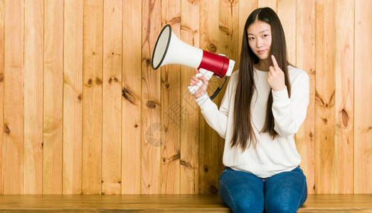 年轻的亚洲女人拿着扩音器图片