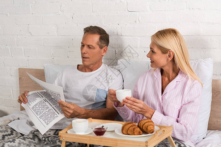 男人在和妻子在床上吃早图片