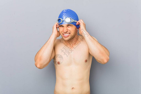 年轻的职业游泳运动员用图片