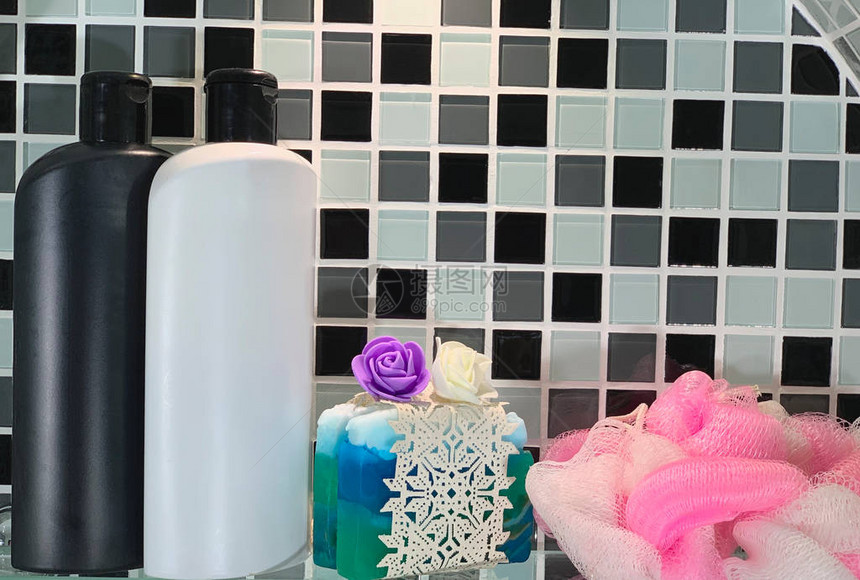 洗发水和手制肥皂放在架子上图片