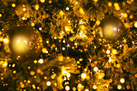 一棵装饰着金球和加兰的圣诞树碎片紧贴在一起冬假背图片