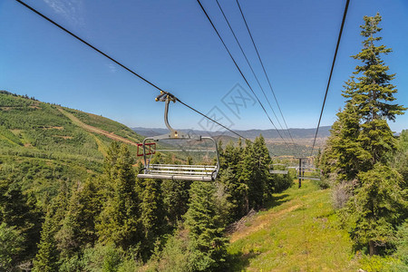 金属缆车反对山在帕克城犹他州在淡季的鸟瞰图图片