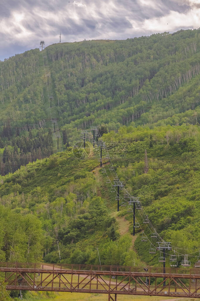 公园城山的空中景象是夏季的徒步行走和椅子吊车图片