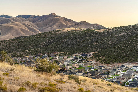 犹他州山谷丘陵景观与房屋山景和房屋图片