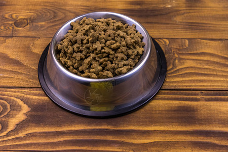 木本底的碗中的干猫食木头表图片