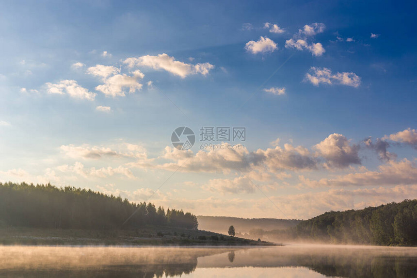 夏天日出时有雾的湖边图片上有大量的天空图片