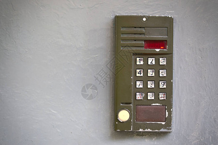 旧数字式门机在灰油喷漆平板表图片