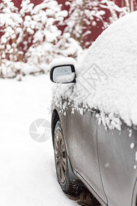 厚的雪层覆盖着肮脏的汽车有图片