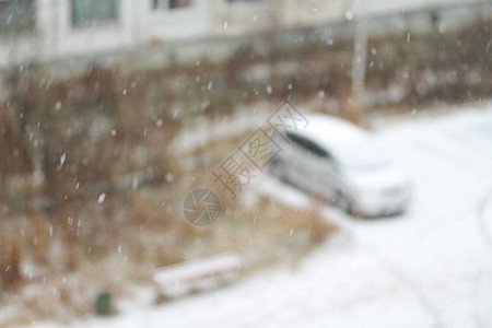 白色雪花从天空坠落自然季节图片汽车上覆有雪图片